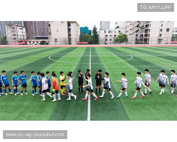 丰都中学足球教练带领青年逐梦绿茵谱写奋进成长新篇章辉煌未来之路