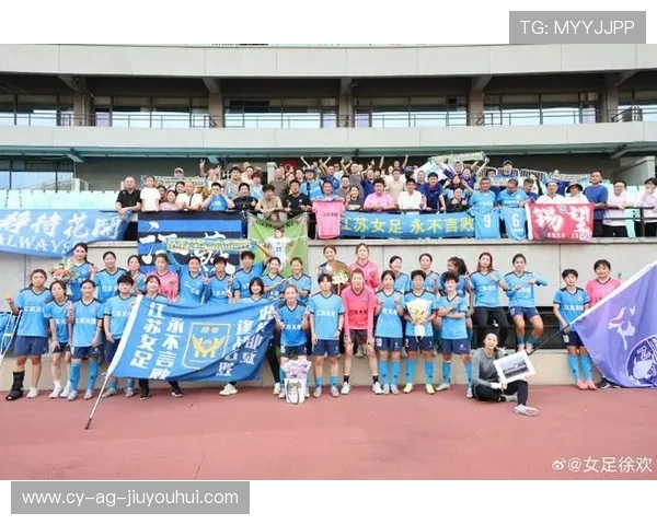 从足球为何不能直接踩踏草坪谈运动场地养护与科学管理实践方法探